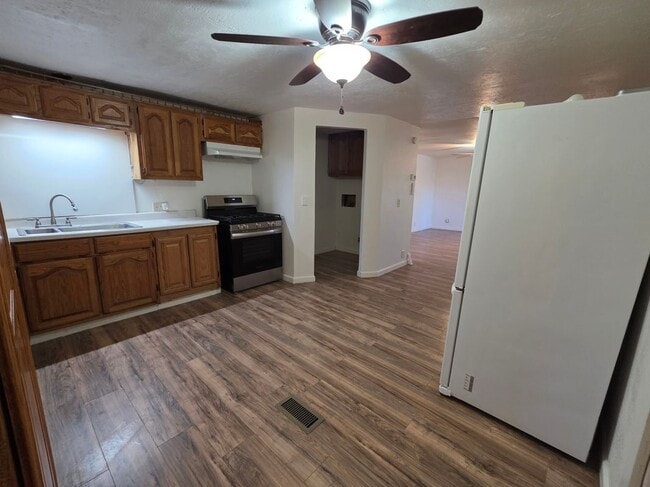 Photo - 2260 E Hearne Ave