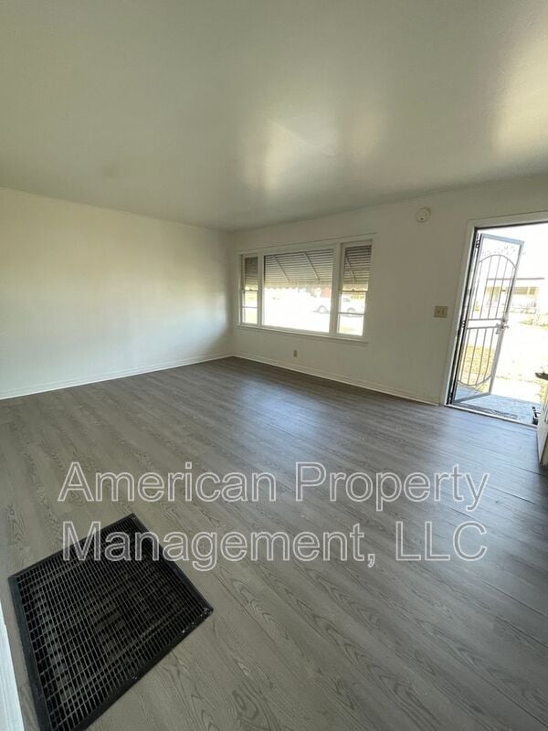 Photo - 2730 N Main St