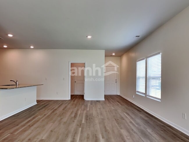 Photo - 303 Squire Pope Rd