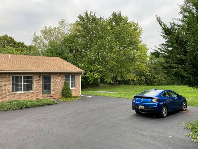 Ample off street parking - 104 E Poplar St Unidad 104