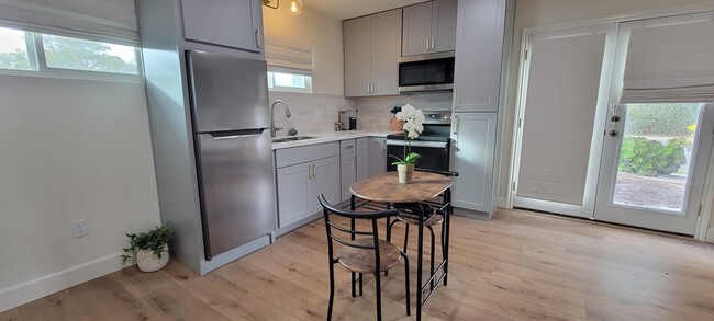 Building Photo - 4347 Governor Dr Unit Studio Rental