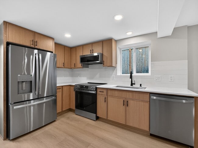 Photo - 925 N 75th St