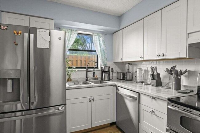 Photo - 901 Riverside Dr