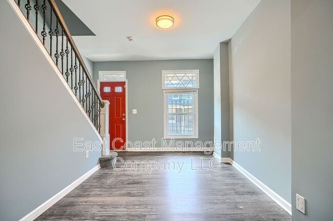 Photo - 2408 Llewelyn Ave