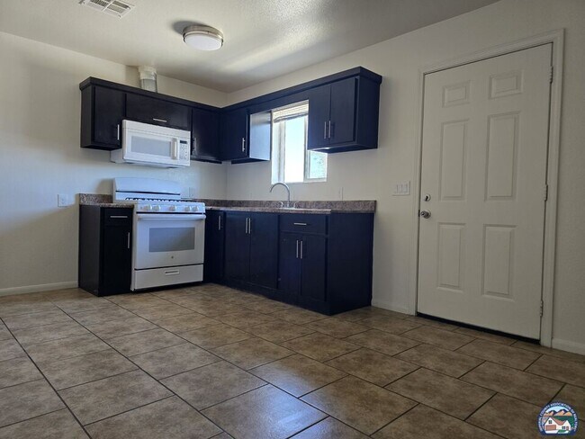 Photo - 942 E St Unit 3