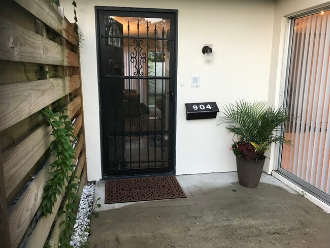 Photo - 904 Byron Ln Unidad Room #1