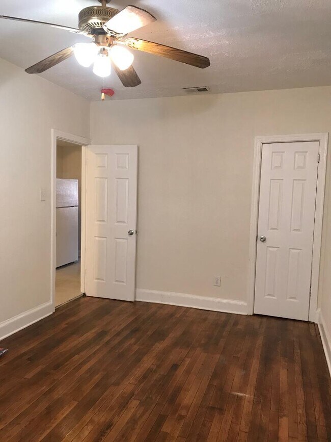 Master bedroom - 1645 V St SE Apartamentos Unidad #One