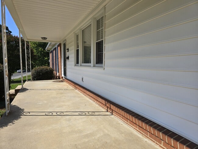 Photo - 2402 Chatham Dr