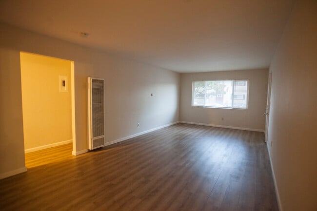 Building Photo - 621 Grand Fir Ave Unit 2