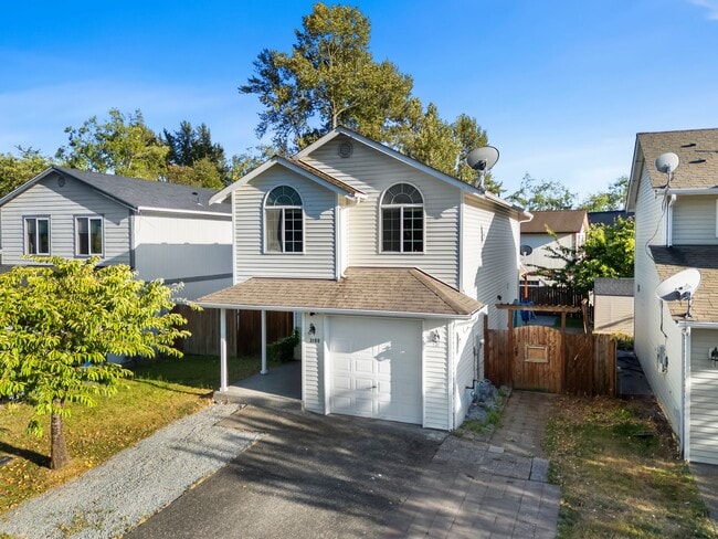 Building Photo - 3 Bedroom, 2.5 Bathroom 2 Story House