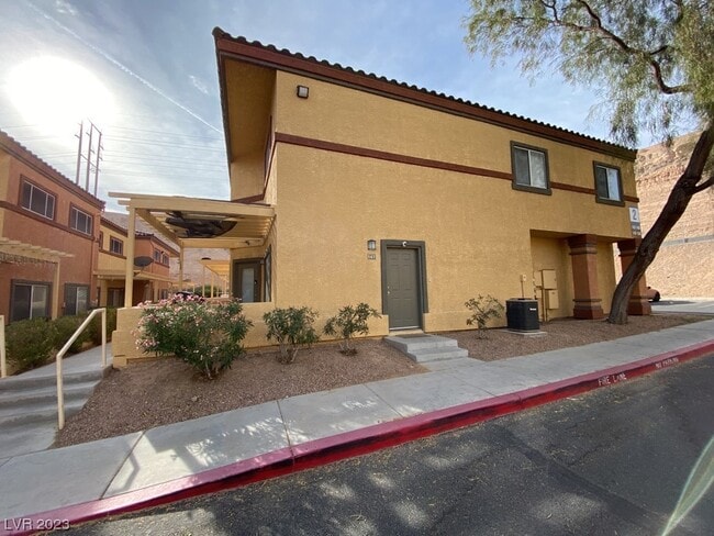Building Photo - 4915 E Russell Rd Rental