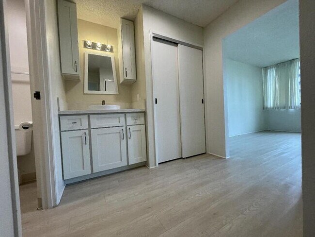 Photo - KUKUI PLAZA 1/1/1 Ewa Twr, sec, A/C, pool,... Unidad 713 e