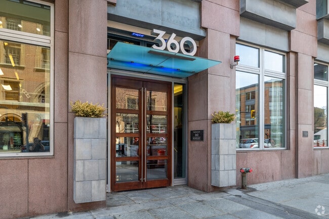 Entrada - 360 Newbury St