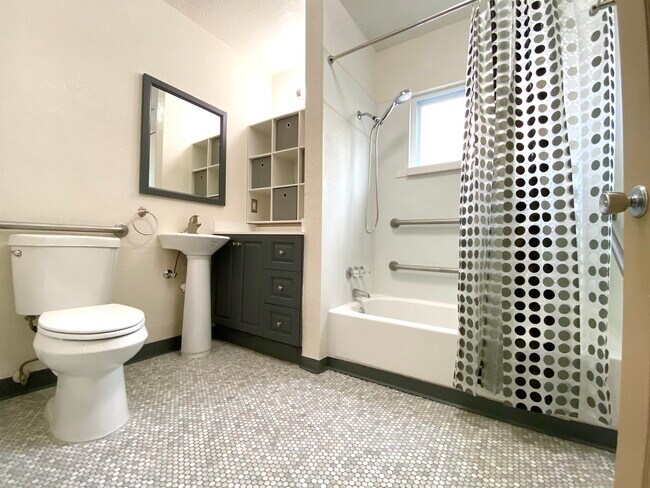 Photo - 502 Los Arboles Ave NW