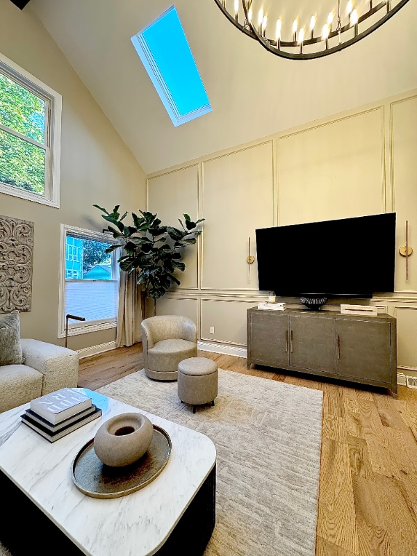 Photo - 1882 W 44th St