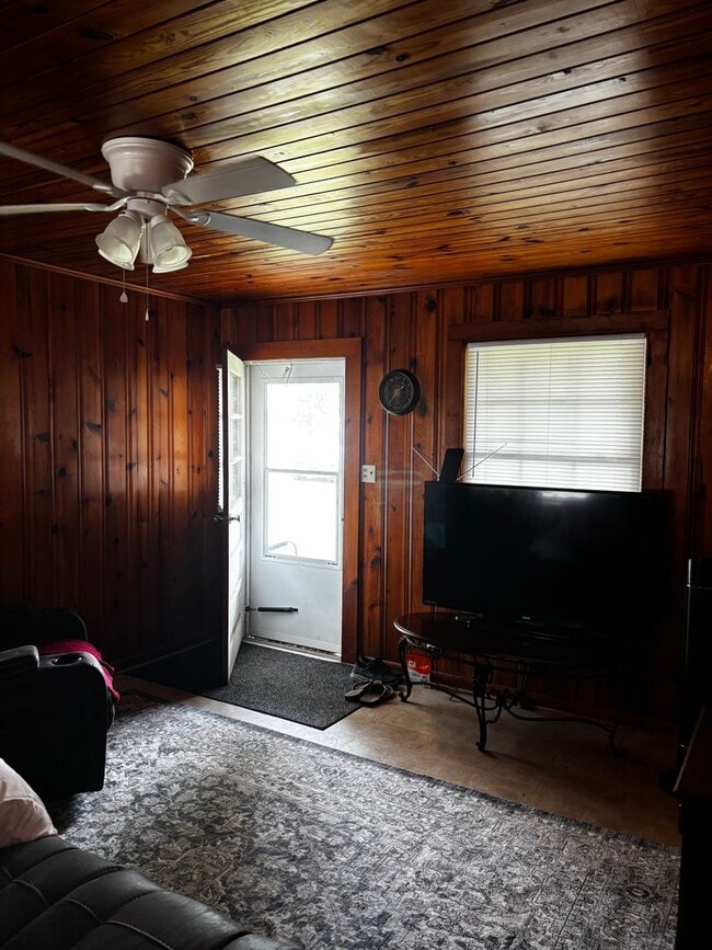 Photo - 711 Whitehurst Rd