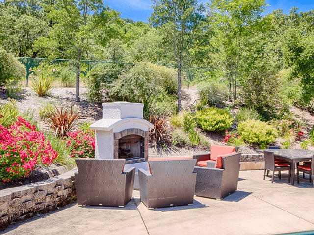 Área de lounge relajante en Loma Verde Preserve, 130 Cielo Lane - Crooked Oak at Loma Verde Preserve Apartme...