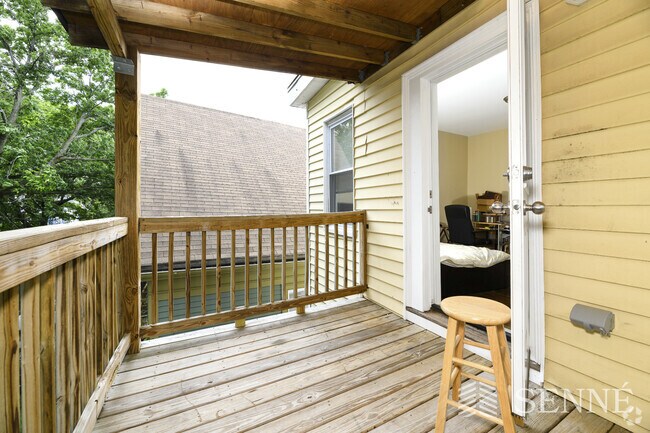 Building Photo - 402 Centre St Unit 3 Rental