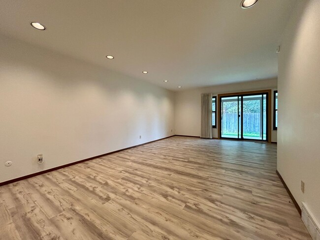 Photo - 957 Roxwood Ln