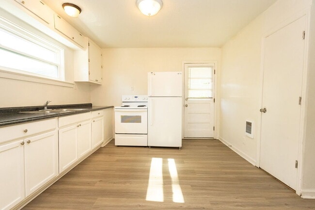 Photo - 100 James St Unit B