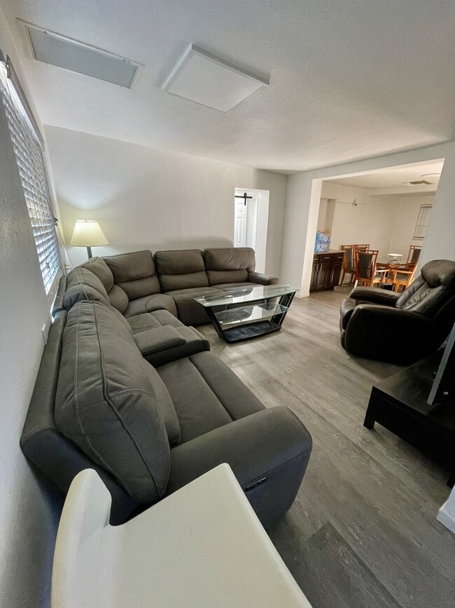Photo - 850 E Freeman Pl