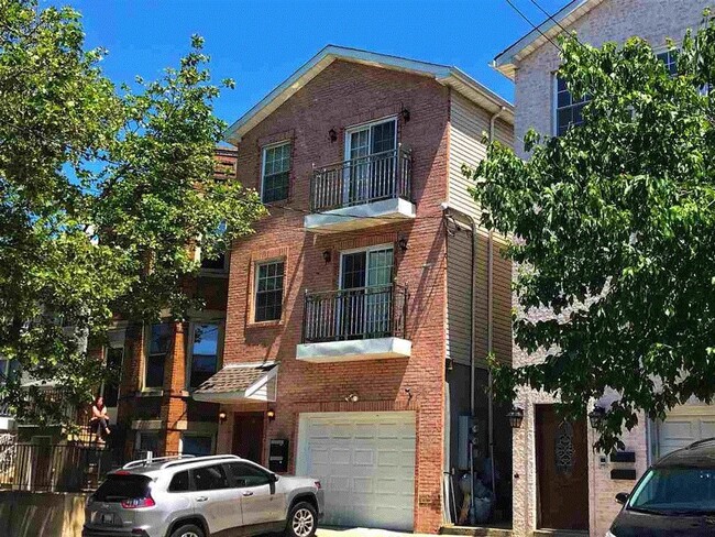Building Photo - 302 Terrace Ave Unit 2