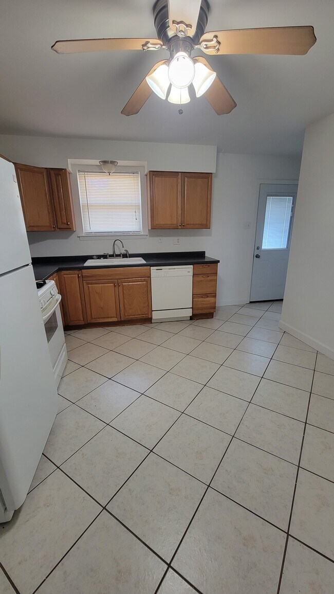 Building Photo - 517 Gassen St Unit 2 Rental
