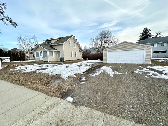 Building Photo - 610 S Pine St Unit House