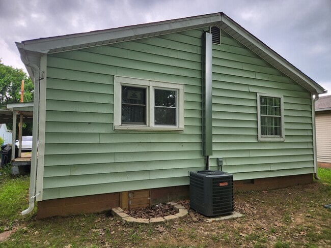Photo - 201 McLin St