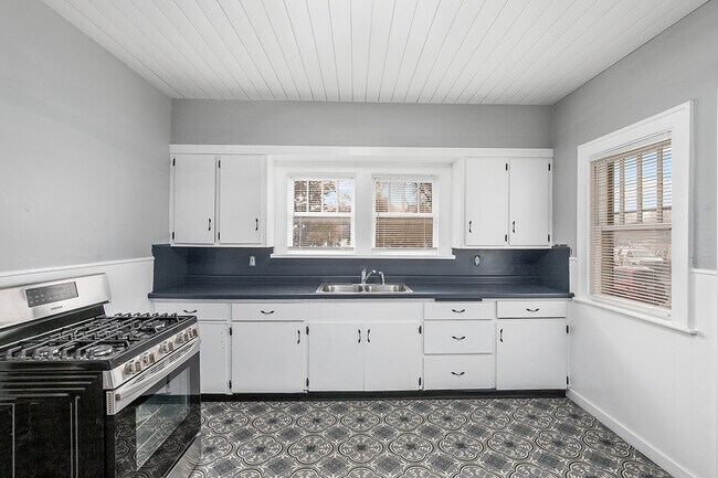 Photo - 861 Douglas St NW