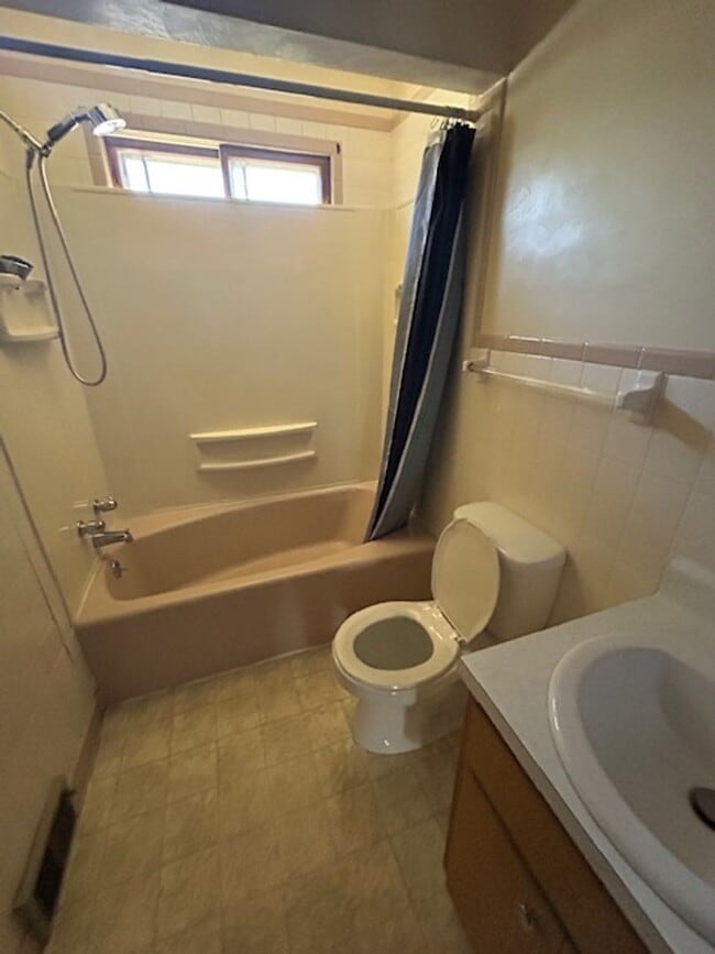 Building Photo - 1334 W 28th St Unit 2