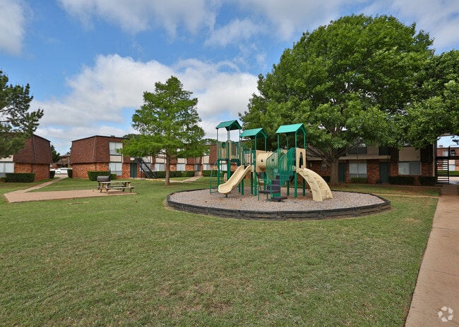 Patio - Taft Haus Apartments