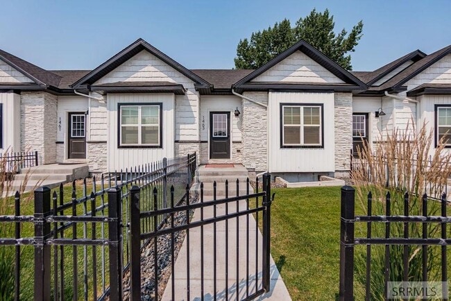 Building Photo - Fully Furnished Townhome – Utilities & WiF...