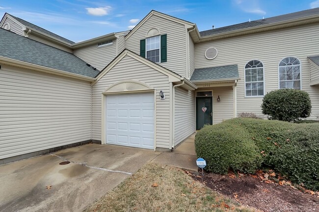 Building Photo - 1356 Lake Dr