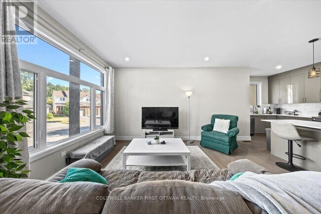 Photo - 22 Inverkip Ave Unité B