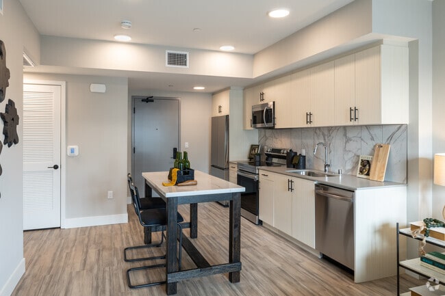 1BR, 1BA - 716SF - Dining Area/Kitchen