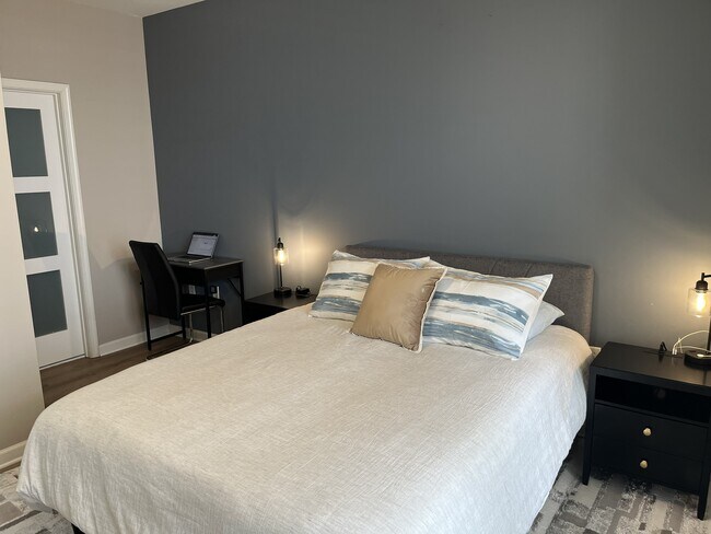 Queen bed and work desk - 27 Booth St Unit 345