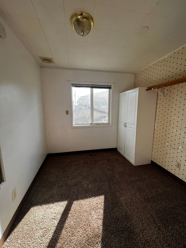 Building Photo - Vine Maple Triplex Unit 806-QU