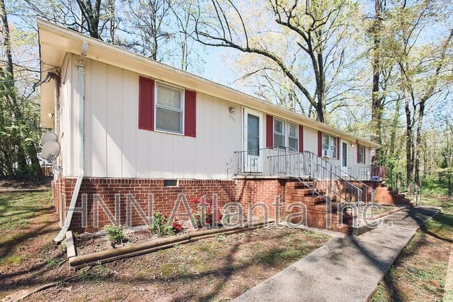 Building Photo - 2555 Lloyd Rd