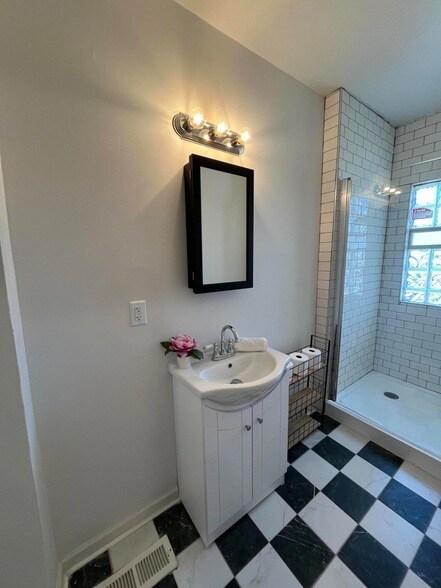 Photo - 128 E Lloyd St