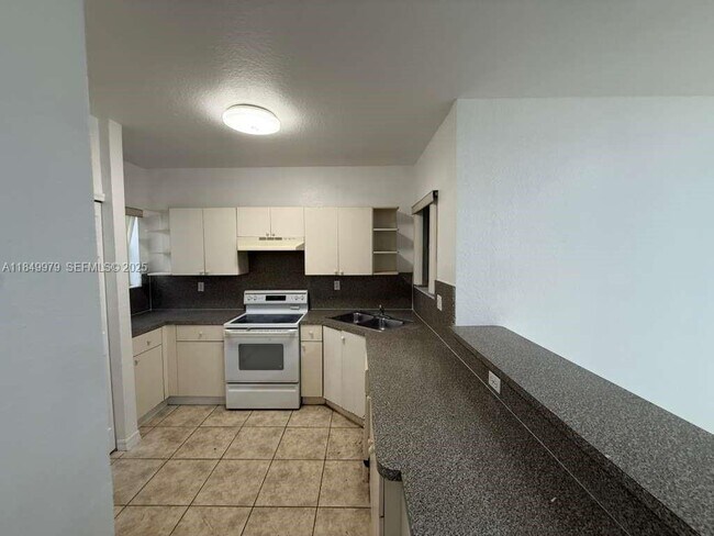 Photo - 820 SW 6th Ct