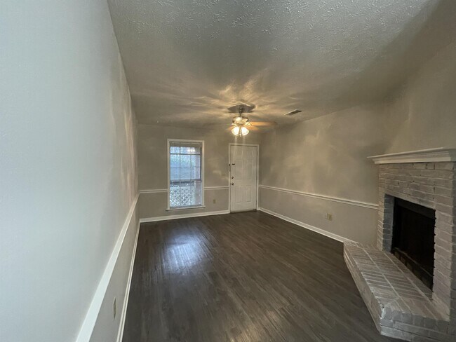 Photo - 107 Woodstone Pl