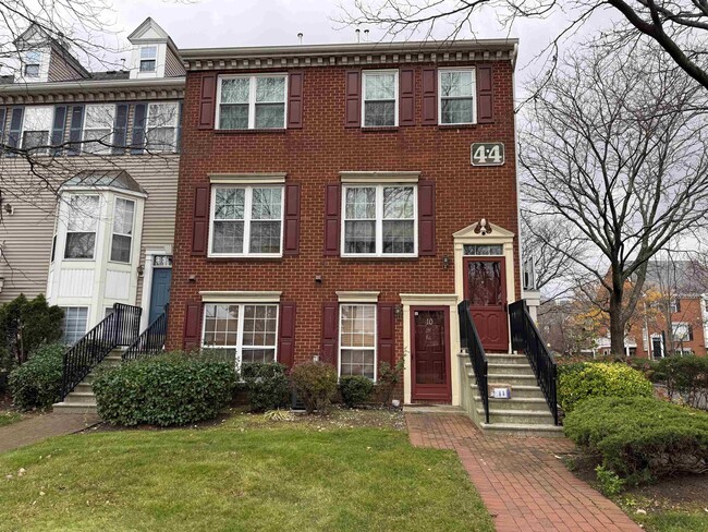 Building Photo - 10 Society Hill Dr N