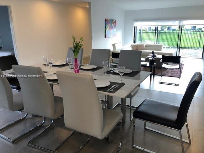 Photo - 534 NE 195th St