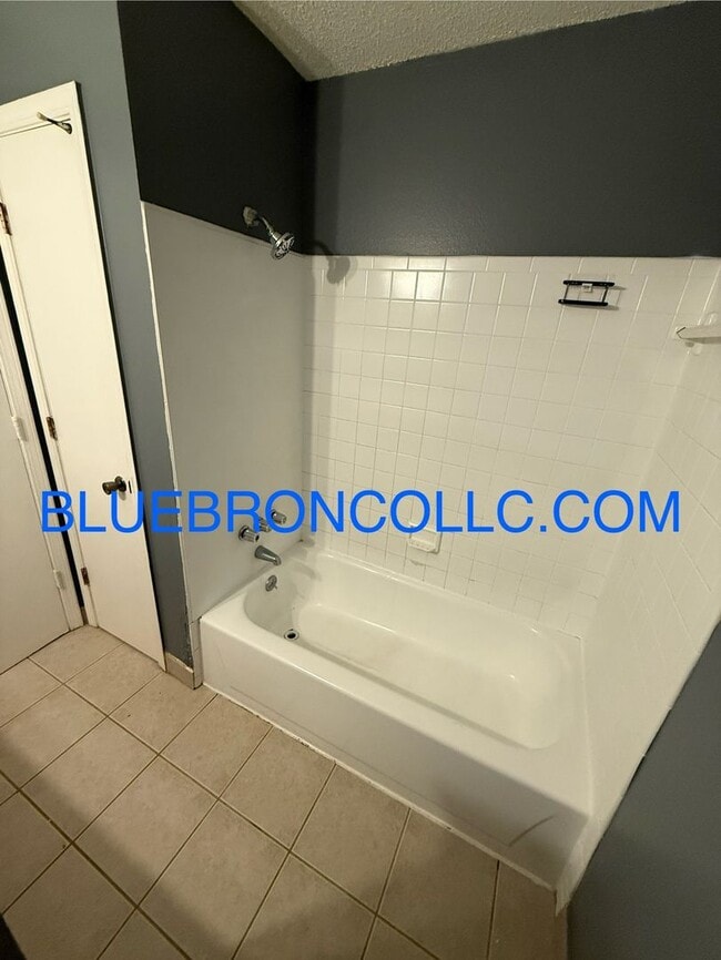 Photo - Cute 2 bedroom 1 bathroom home with 1 car ... Unit C