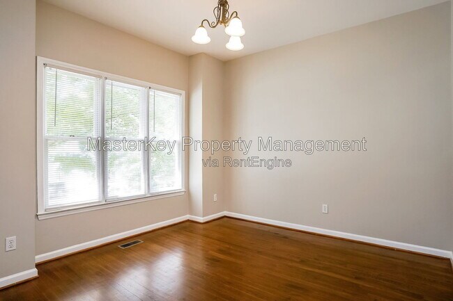 Photo - 1600 Nesfield Pl