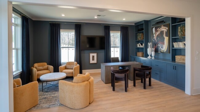 Interior de la casa club con mostrador de arrendamiento y zona de estar relajante. - The Cottages at Battlefield Crossing