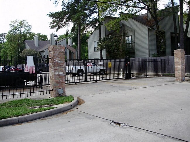 Photo - 17401 Red Oak Dr Unit 82