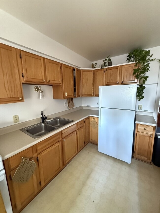 Kitchen - 933 College Ave