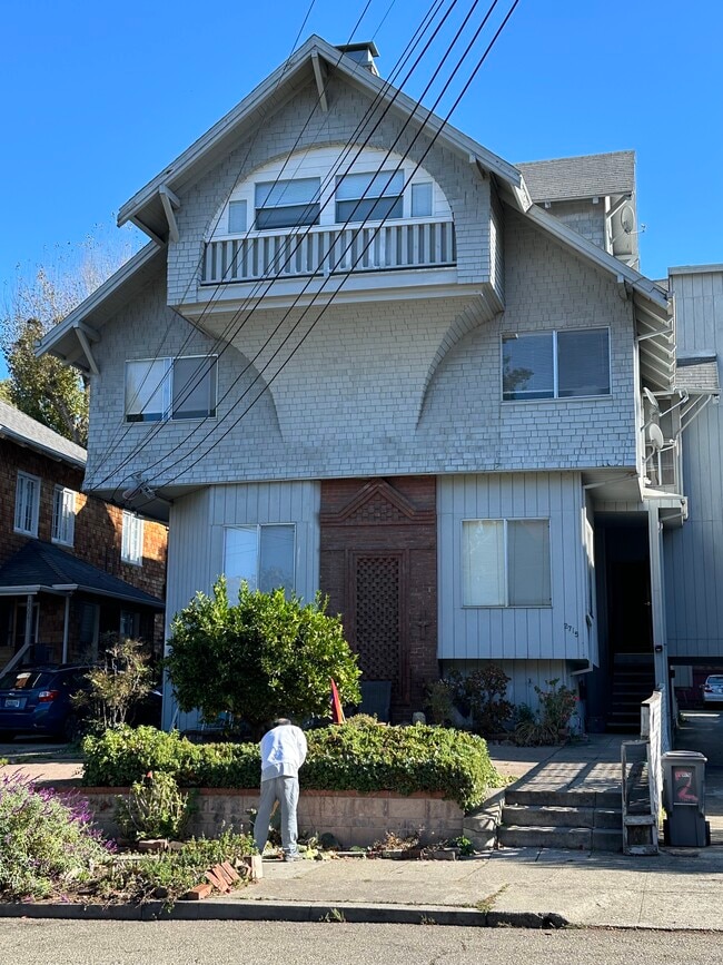 Building Photo - 2715 Benvenue Ave Unit 1
